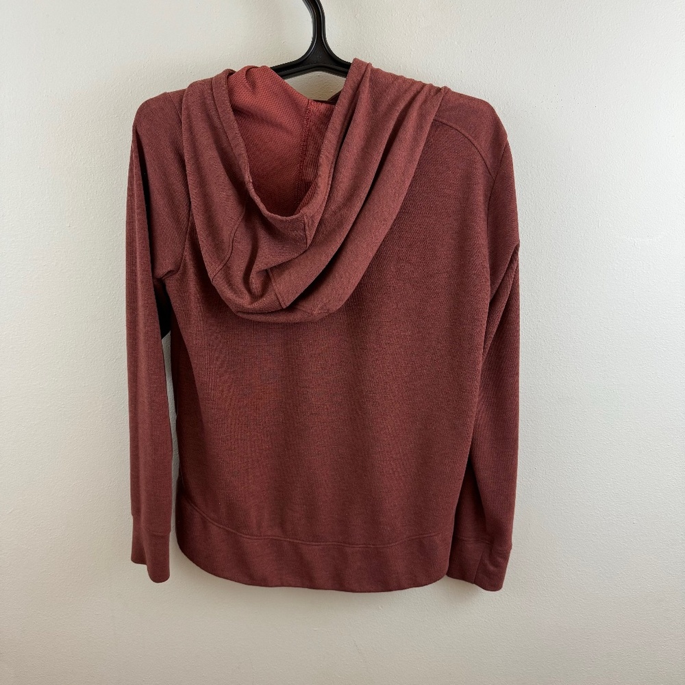Women's maroon Under Armour light weight sweatshirt small